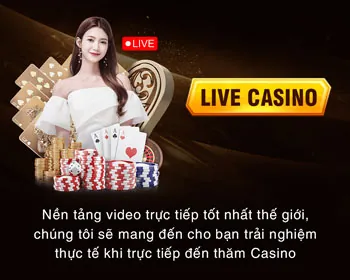 Vận động viên tennis đang giao bóng trên sân đất nện